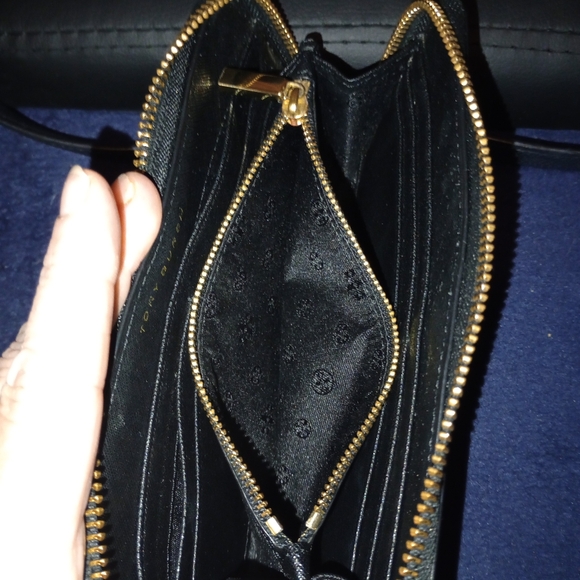 Tory Burch Britten Bucket Bag With Tory Burch Wallet - Picture 7 of 15